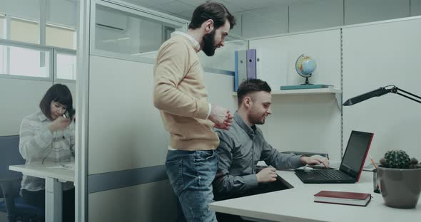 Morning in the Office, Workers Starting the Work alt