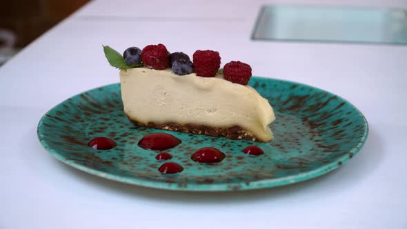 Raw Food Cheesecake with Cashew Nut and Raspberry