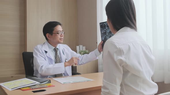asian female patients consulting with Experting Asian male medical doctor alt