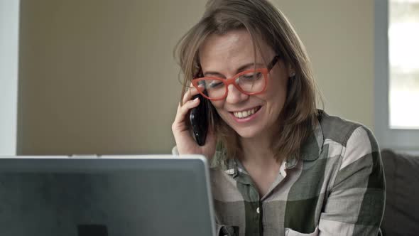 Business Woman in a Good Mood alt