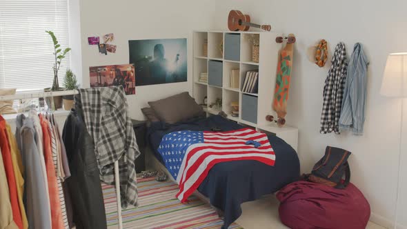 Bedroom of Teenager View alt