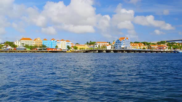 View across the ocean of the vibrant and picturesque area of Otrobanda in Saint Anna Bay on the Cari alt