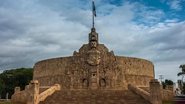 Motion blur time lapse of the monument to the homeland on the Paseo de Montejo in Merida, Yucatan, M alt