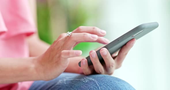 Young woman use of mobile phone alt