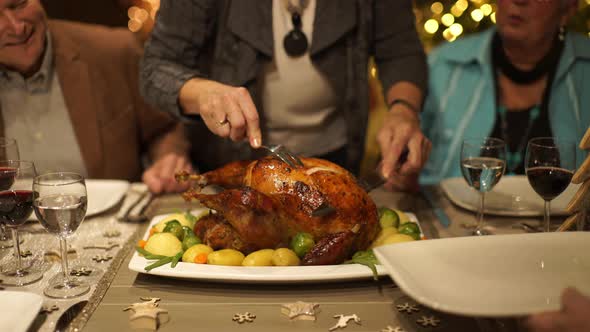 Detail Cutting Roasted Christmas Turkey alt