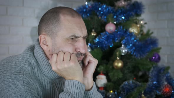 Man with misunderstanding at Christmas. alt