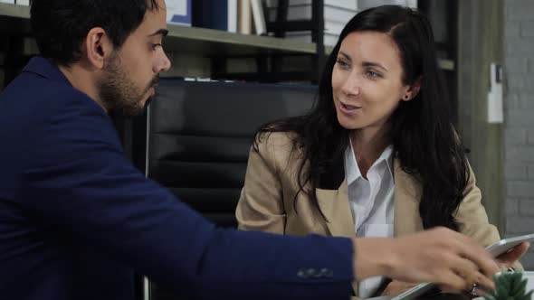 Business people brainstorm alt