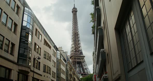 Narrow Street in Paris Overlooking the Eiffel Tower alt