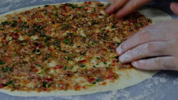 Preparing Lahmacun alt