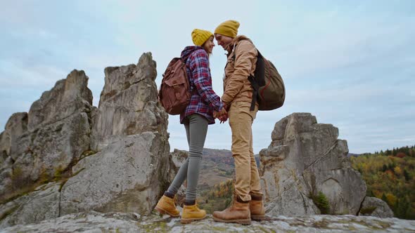 Couple Hikers Hipsters Stands on Autumn Landscape Background with Cliffs in National Park Tustan alt