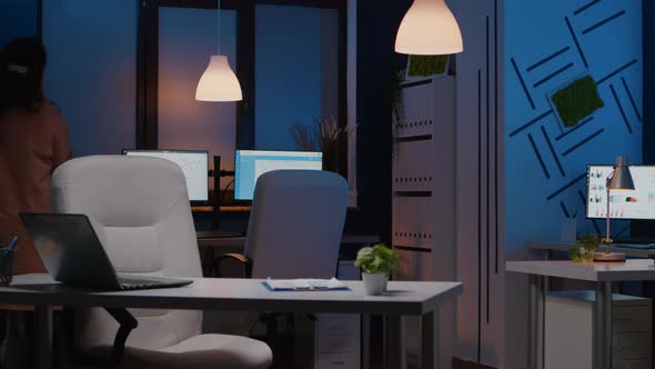 Exhausted Businesswoman Gesturing While Talking at Phone Discussing Marketing Strategy alt