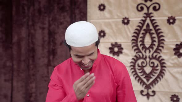 Muslim man greeting everybody alt