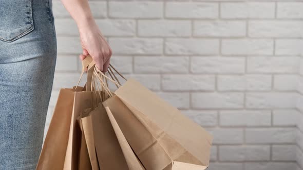 Woman Without Plastic Bag alt