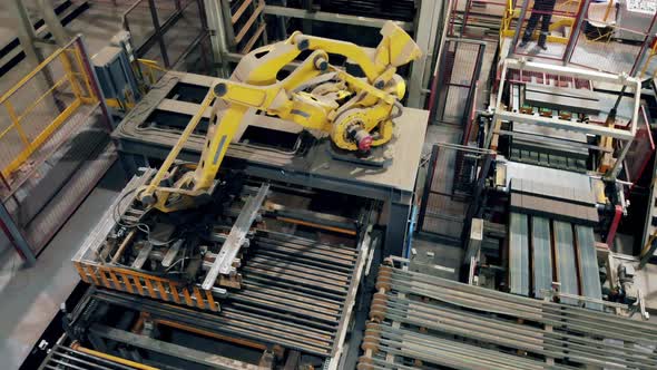 Ceramic Products Are Getting Relocated By Robotic Equipment alt