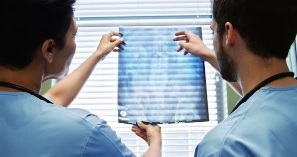 Two doctor studying a x-ray alt
