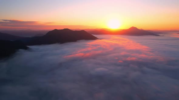 4K Sun is rising above sea of clouds until the horizon alt