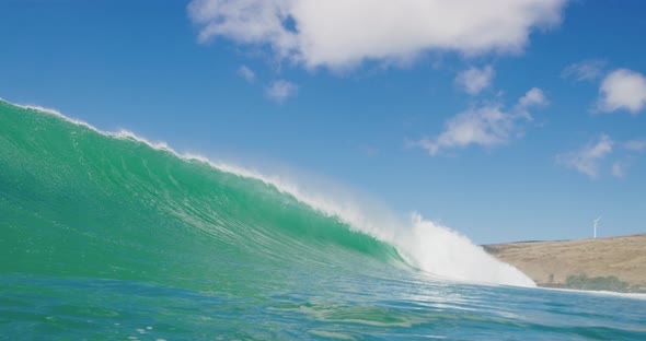 Perfect ocean wave breaking and barreling alt