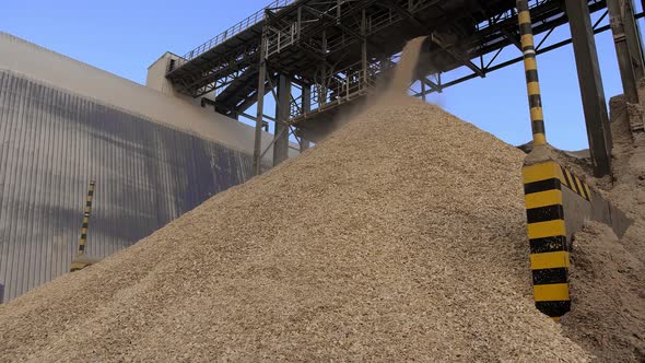Storage of Wood Chips for the Production of Chipboard in the Open Air