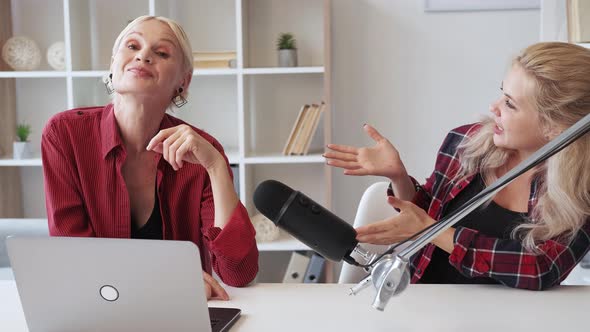 Talk Show Video Blog Mature Woman Influencer Hi alt