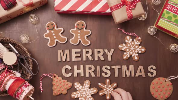Time lapse. Wood Merry Christmas sign and traditional gingerbread cookies home made. alt