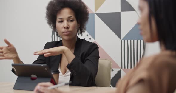 African American Businesswoman Speaking to Colleagues alt