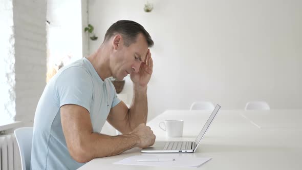 Headache Man in Tension Working in Office Pain alt