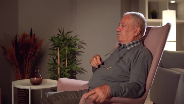 Old age and loneliness alt