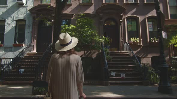 Young tourist at the Carrie Bradshaw apartment in New York alt