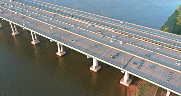 Traffic on the motorway in the road Alfred E. Driscoll Bridge over the water across Raritan River alt