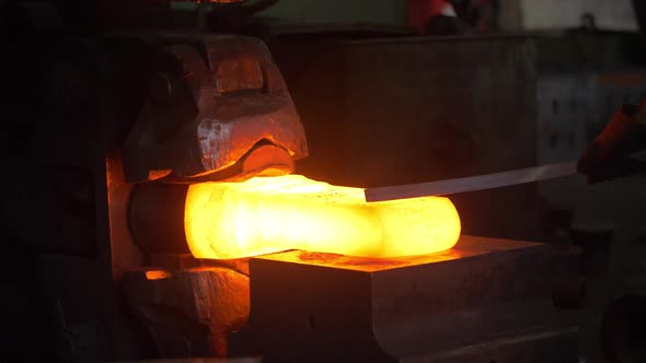 Automatical Machinery Holding Hot Temperature Metal on Metallurgical Factory alt