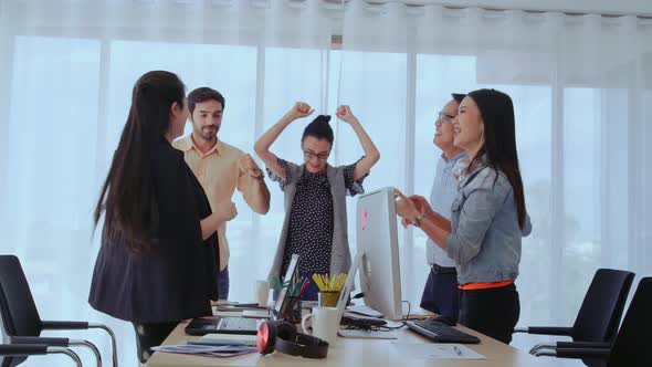 Successful Business People Celebrating Project Success at Office alt