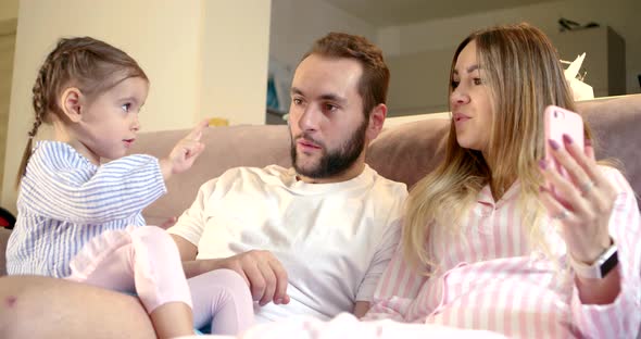 Parents Are Filming His Little Daughter By Smartphone for Memory, Happy Family alt