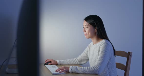 Woman work on computer at night alt