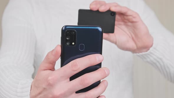 Scanning QR Code with a Modern Cold Crypto Wallet and Smartphone alt