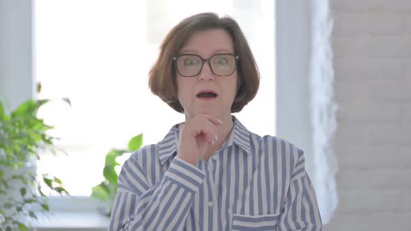 Portrait of Thinking Senior Woman Getting New Idea alt