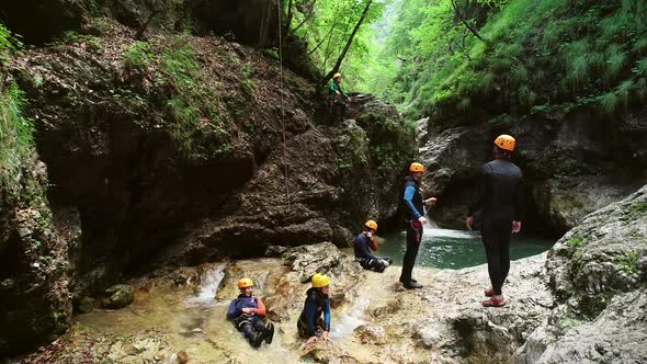 Aerial view of a group of people canyoning in Soca river, Slovenia alt