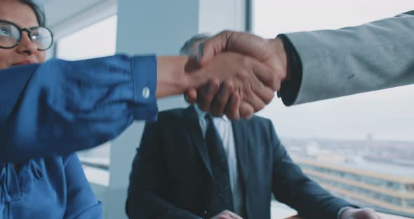 Female recrutier shake hand with male candidate alt