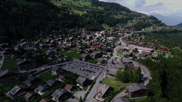 Flight over the village of Champéry alt