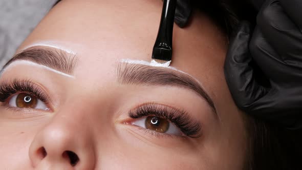 Master Applies White Markings to Correct Shape of Eyebrows with a Special Brush alt