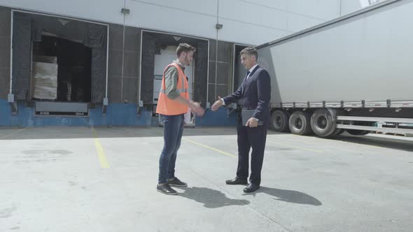 Worker and businessman discussing alt