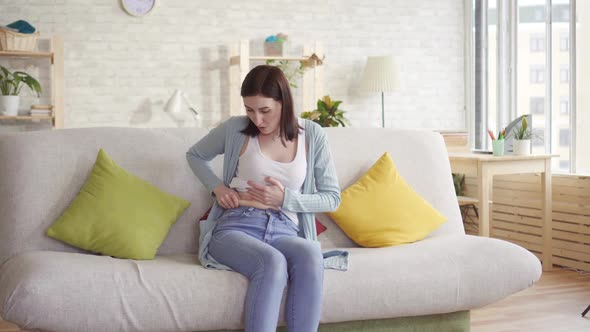 Young Woman Found the Folds on the Bodyshe Looks in the Mirror and Keeps the Pleats alt