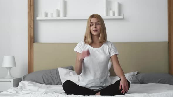 Health Coaching Vlogger Lifestyle Woman Speaking alt