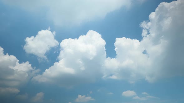 4K UHD : Time lapse of beautiful blue sky with clouds background alt