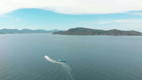 One motorboat roaring towards Coral Island, Thailand. Paradisiac tropical holidays alt