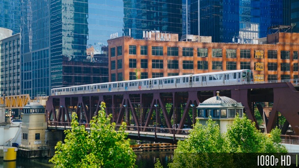 Chicago Elevated L Train Traveling into the Downtown Chicago Loop alt