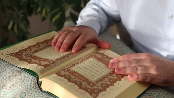 Muslim Reading Quran alt