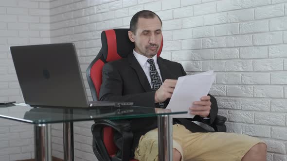 Freelancer communicates via video.  alt