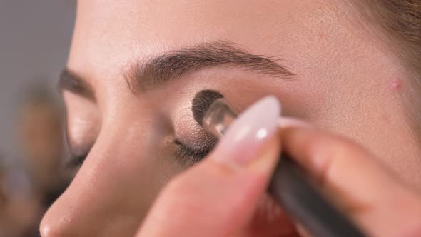 Applying Makeup. Giving the Eyes of the Young Girl's Expression. Stroke the Eye Contour with a alt