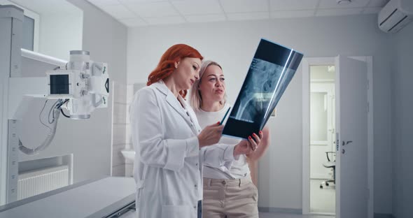 Doctor and Patient Discussing Good X Ray Results alt