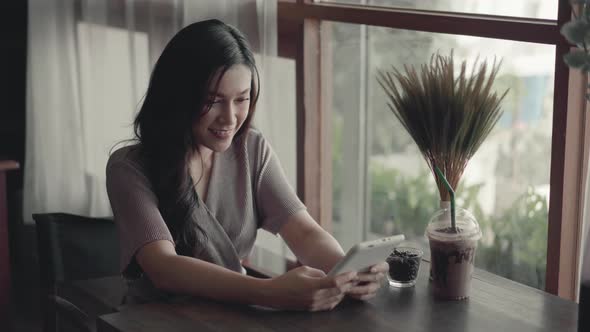 happy woman using tablet in the café